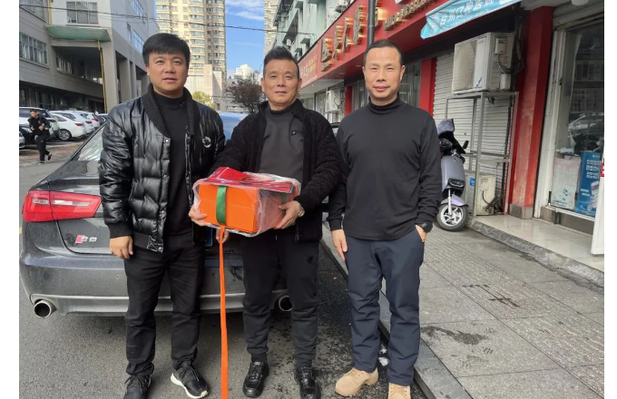 易利ezweb光电开展春节前走访慰问活动