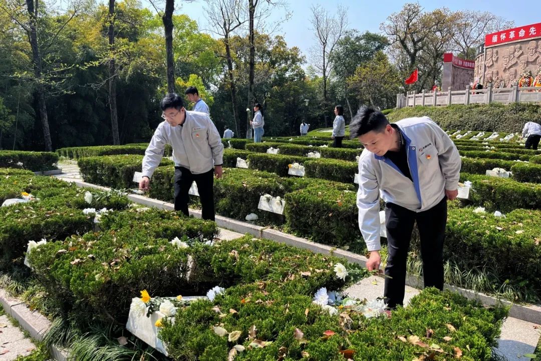 思念革命先烈 传承红色基因 | 易利ezweb光电4月主题党日活动